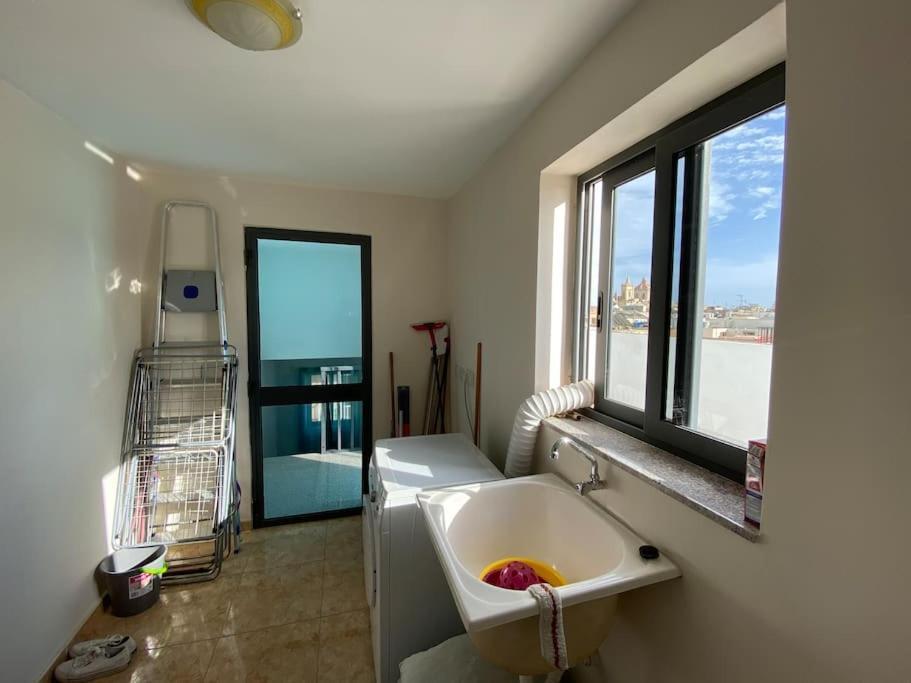 May Flower: Modern Flat Close To Airport/Bus Stops タルシーン エクステリア 写真