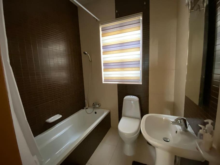 May Flower: Modern Flat Close To Airport/Bus Stops タルシーン エクステリア 写真