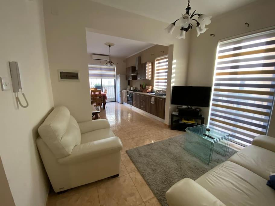 May Flower: Modern Flat Close To Airport/Bus Stops タルシーン エクステリア 写真