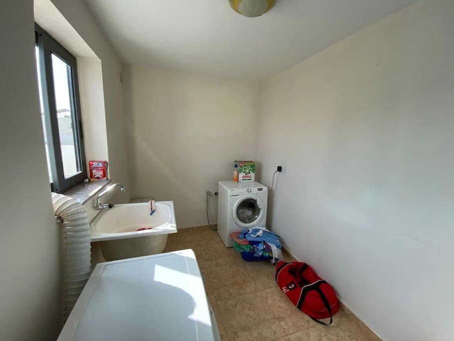 May Flower: Modern Flat Close To Airport/Bus Stops タルシーン エクステリア 写真