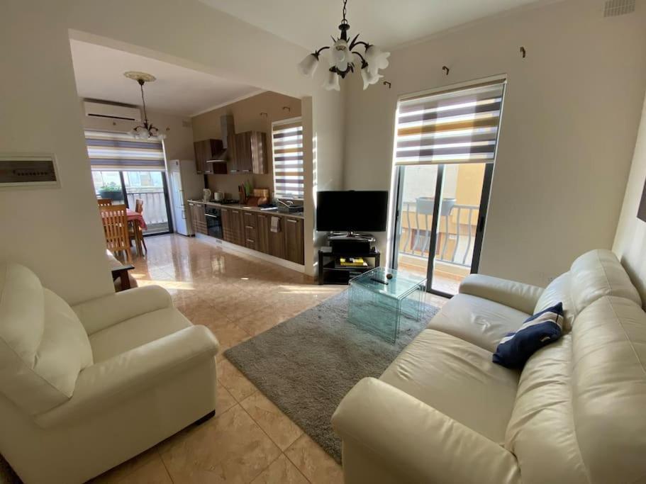 May Flower: Modern Flat Close To Airport/Bus Stops タルシーン エクステリア 写真
